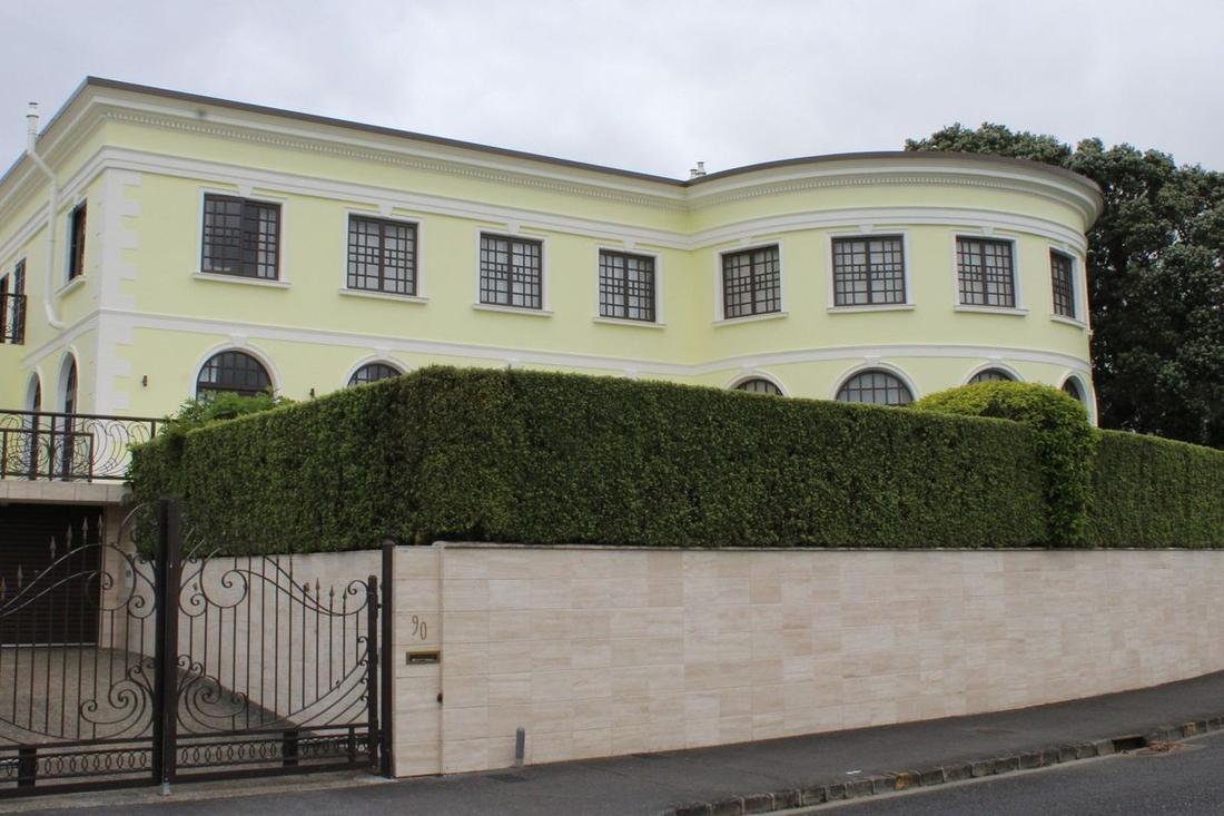 Paratai Drive Mansion - image 2